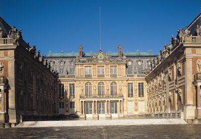 Der Louis XIII Hof oder der Marmorkhof, umgestaltet von Louis Le Vau (1612-70), ca. 1630 von Louis Le Vau